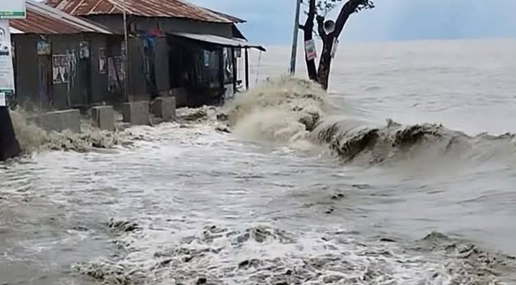 নোয়াখালীতে নিম্নাঞ্চল প্লাবিত, ৪ কোটি টাকার পণ্য নিয়ে ট্রলার ডুবি 